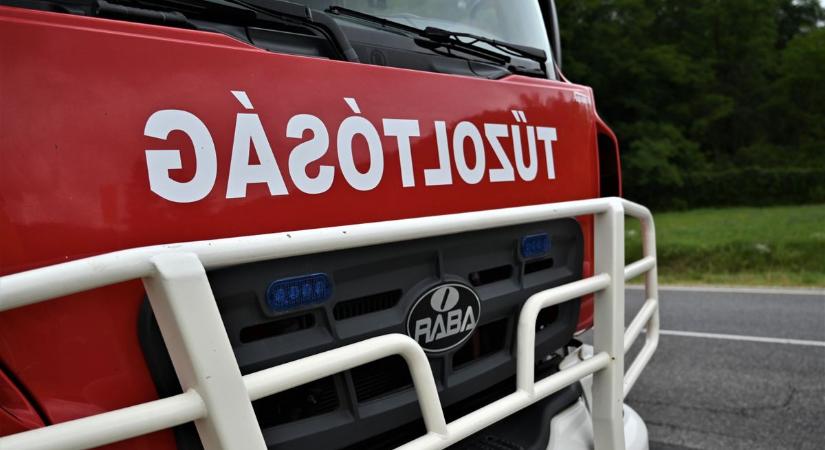 Megsüllyedt egy teherautó a 8-as főúton Veszprém közelében