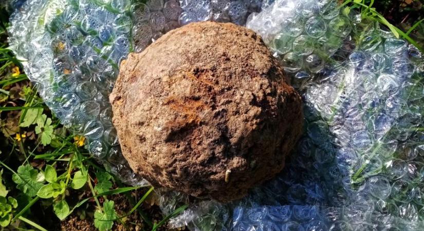 Közel 500 éves ágyúgolyót találtak egy kőszegi ház kertjében