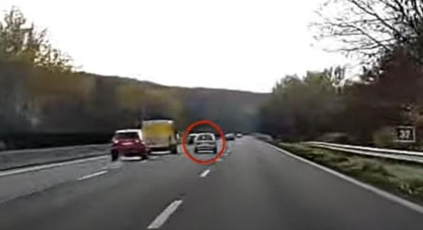 Hajmeresztő akció az M3-ason: a furgon egyszerűen arrébb lökte a Suzukit  videó
