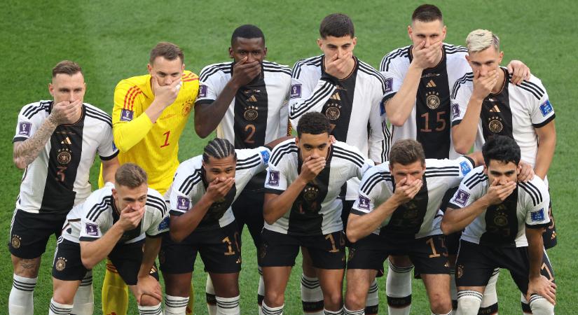 A szájukat befogva tiltakoztak a német focisták, hogy nem viselhetnek szivárványos karszalagot Katarban