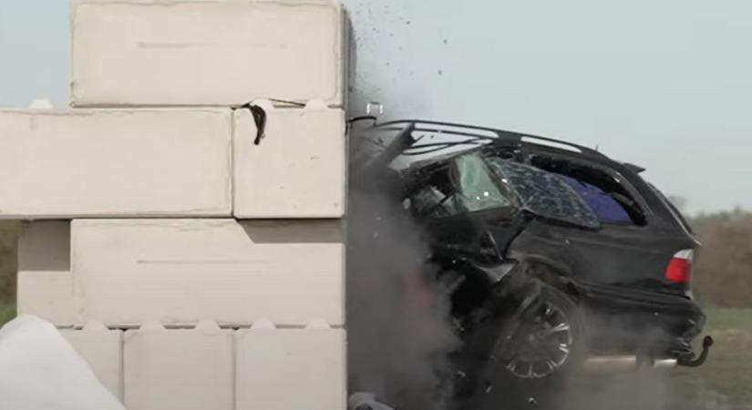 150-nel hajtottak betonfalnak egy autóval, a következmények iszonyatosak voltak - videó