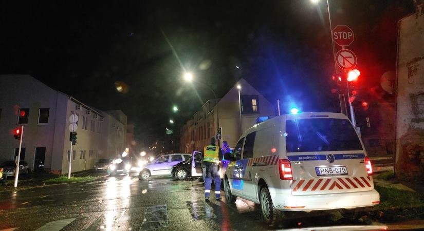 Két autó ütközött a Légszeszgyár utca és Bacsó Béla utca kereszteződésben
