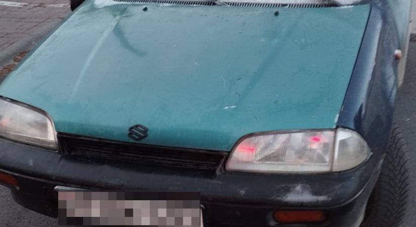 FOTÓK: Kezdődik…Alig pár tenyérnyi helyen tisztította le az ablakról a jeget az autós