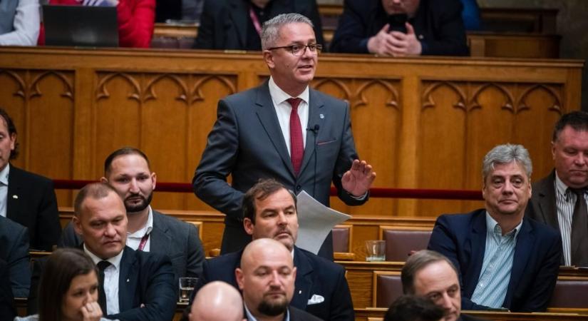 Aggódik a Jobbik a postákért, a Fideszt kérdezik