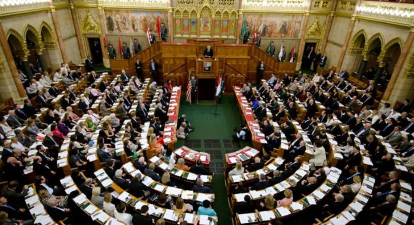 Balhé a parlamentben: újra beakaszt Fideszéknek az ellenzék