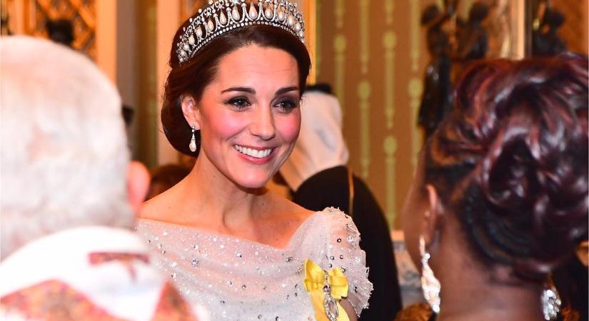 Csodaszép hófehér ruhában ragyogott Katalin hercegné a Buckingham-palotában