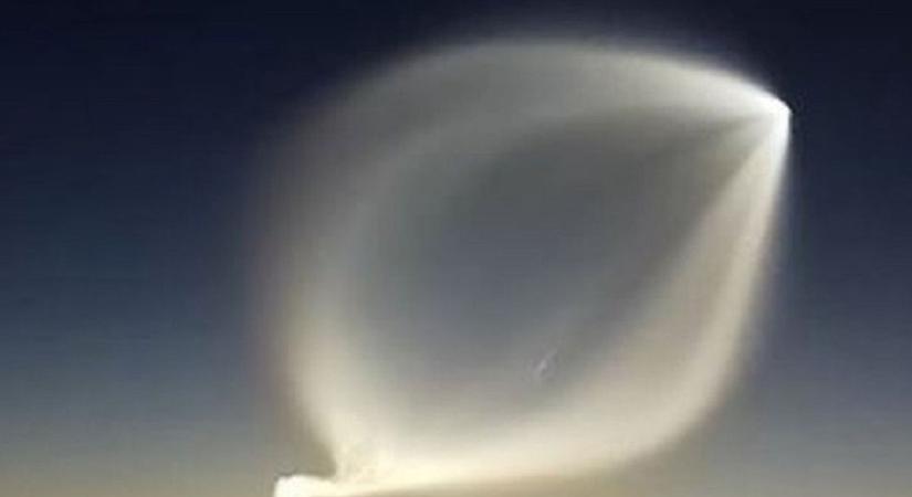 Sokkot kaptak a bámészkodók: rejtélyes UFO tűnt fel az égen – Fotó