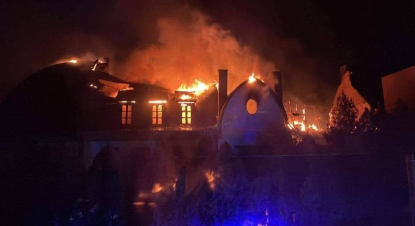 Leégett egy nagykátai általános iskola, 80 gyerek menekült a lángok elől