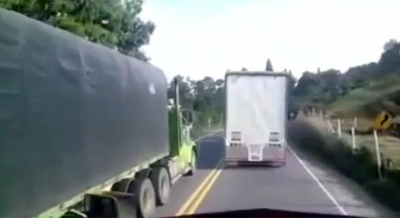 Előzés közben találkozott két lángész kamionos, annál is rosszabb vége lett, mint gondolná - videó