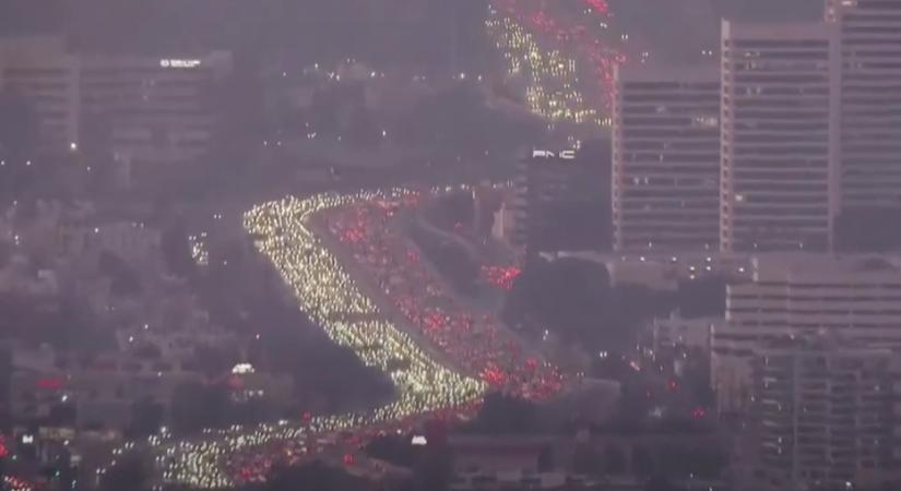 Így néz ki, amikor autók ezrei indulnak haza éjszaka az autópályán Los Angelesben