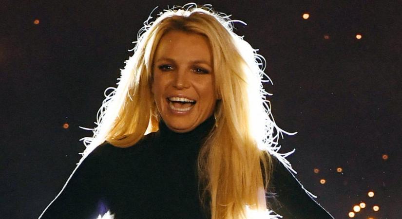 A mellbimbóját mutogatja Britney Spears, de a háttérben más tűnt fel a követőinek