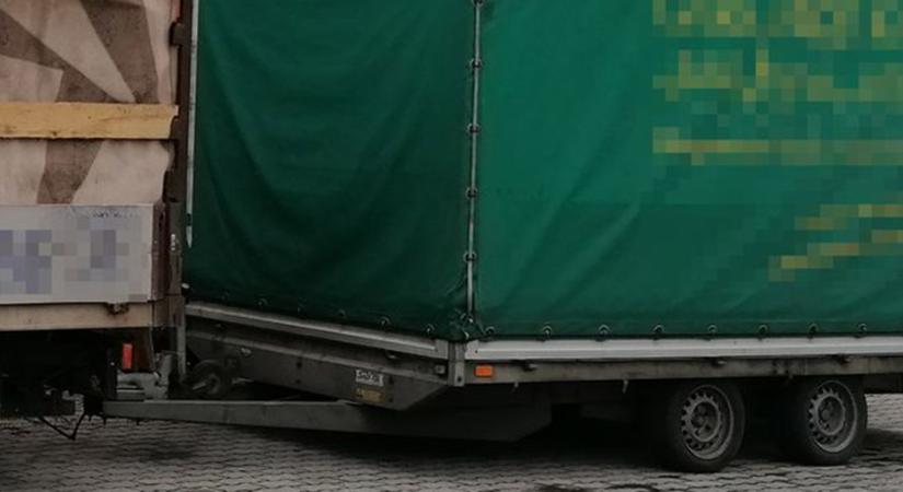 Megjelent egy teherautó a magyar határon, a rendőrök szava is elakadt, amikor ránéztek a mérlegre - fotó