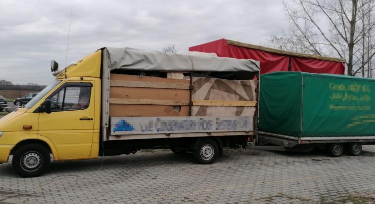 Túl sok cuccot pakolt fel a román teherautós, 350 ezret fizetett a határon