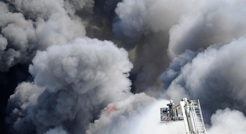 Hatalmas füst Kőbánya felett, tűz keletkezett egy ipari területen