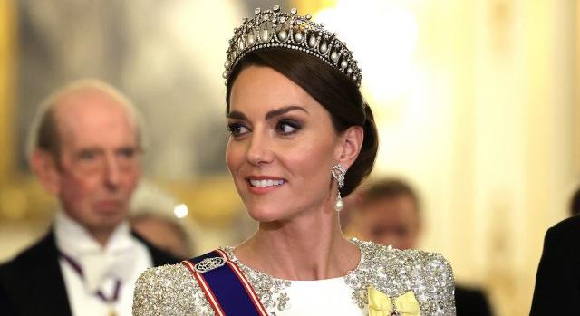 Történelmi pillanat: Katalin hercegné Diana tiarájában és Erzsébet királynő karkötőjében tündökölt