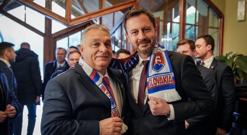Szlovák miniszterelnök: Észrevettem, hogy Orbánnak régi sálja van, ezért ma adtam neki egy újat
