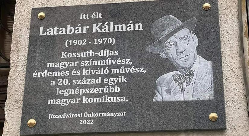Emléktáblát avattak a 120 éve született Latabár Kálmán egykori lakóhelyén