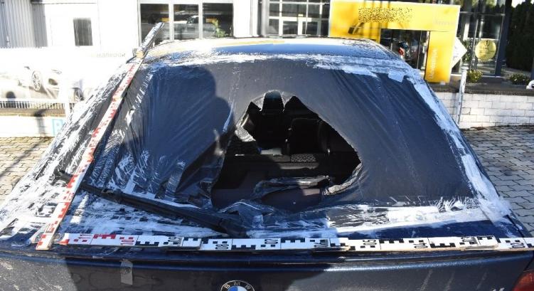 FOTÓK: Többször is szétverte exe autóját a dühös nő – Nem bánja tettét