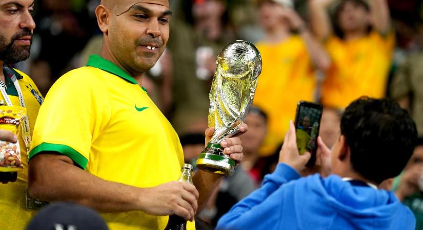 Képek: a „wishes” Ronaldo megérkezett a trófeával a vb-re