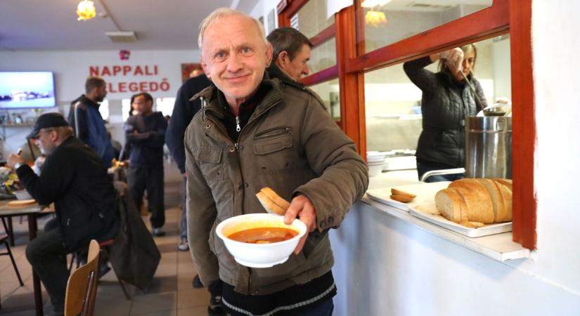 Meleg ételt kaptak a hideg időben a kaposvári hajléktalanok