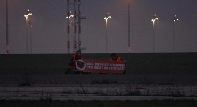 Klímaaktivisták miatt leállt a berlini repülőtér közlekedése