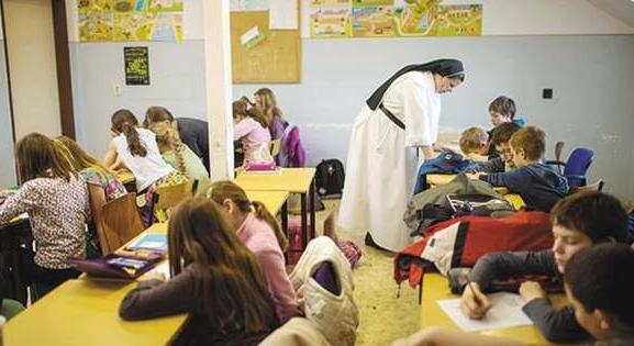 A kormány rezsipénzt ad az egyházi iskoláknak és kifizeti a hittantanárok béremelését is