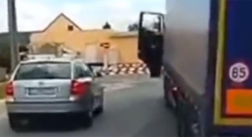 Akcióba lendült a biztonságos előzés mestere, úgy kiakasztotta a kamionost, hogy menekülnie kellett - videó