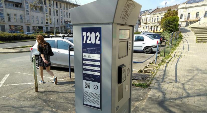Információs táblák segítik az okosparkolást Pécsen