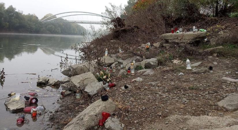 Partra sodródott kegyeleti mécsesek és gyertyák borították a szolnoki Tisza-partot