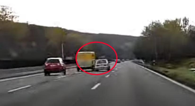 A jobbra tartás bajnoka aljas módon helyretett egy autóst az M3-ason, aztán ment tovább középen - videó