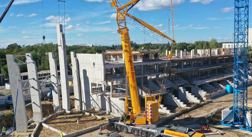 Jelentős lépés a nyíregyházi stadion építésében: elkezdődött az előregyártott pillérek elhelyezése