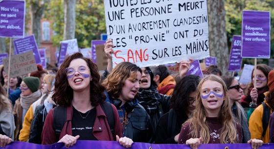 Az abortuszjog alkotmányba foglalását szavazták meg a francia törvényhozók