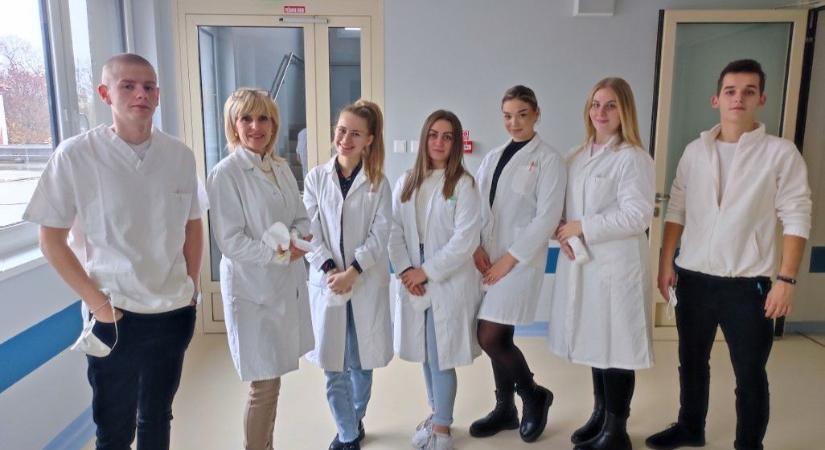 A komáromi kórház a dunaszerdahelyi Egészségügyi Középiskola diákjait fogadta