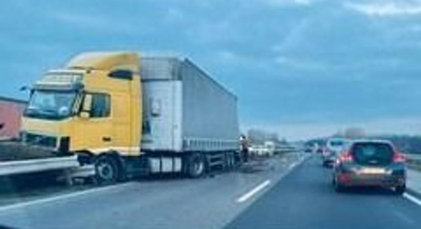 Szalagkorlátnak hajtott egy kamion az M5-ösön – képekkel frissítve