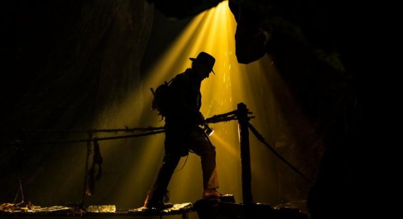 Újabb képek érkeztek az Indiana Jones 5-ből: Egyiken a múltbeli nyitójelenet részletét is láthatjuk, amelyhez Harrison Fordot digitálisan megfiatalították