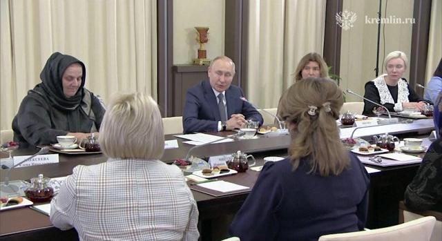 Háború: Vlagyimir Putyin azt mondta a fiaikat gyászoló anyáknak, hogy osztozik a fájdalmukban