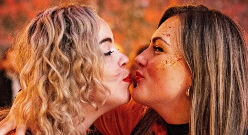 Egymást csókolgató holland szurkolók, hordágyon levitt sztárfocista - galéria
