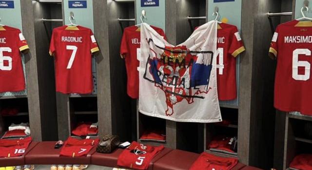Koszovó létét tagadó zászlót fotóztak a szerb válogatott öltözőjében, alakul a botrány