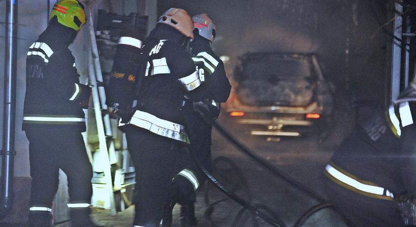 Kigyulladt a Kötönyi úti söröző Halason, egy autó is a lángok martaléka lett – galériával