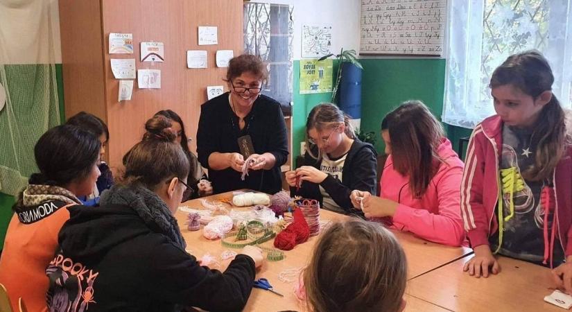 Diákokkal kézműveskedtek a hímző asszonyok Rákóczitelepen
