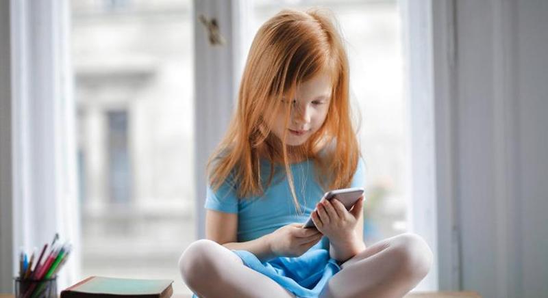 Hogyan védjük meg a gyerekeket a közösségi média manipulációjával szemben?