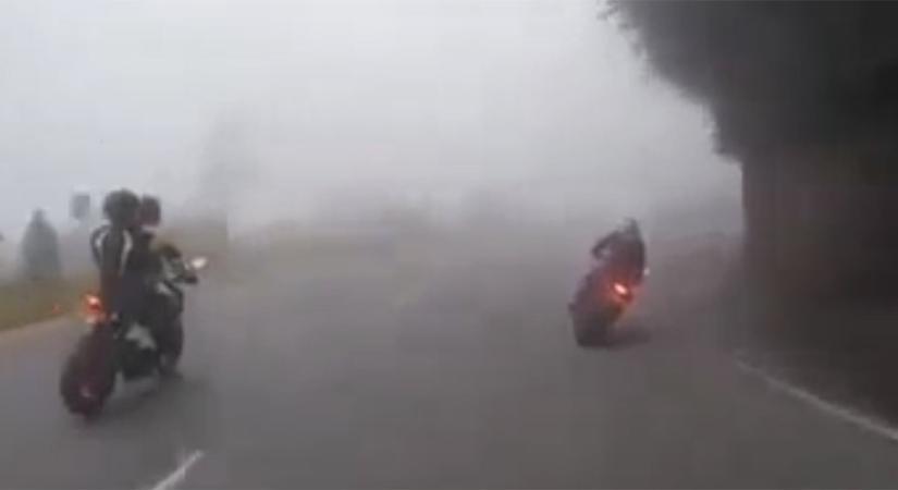 Ködös úton száguldoztak a motorosok, az egyikük úgy elszállt, hogy talán azóta is keresik - videó
