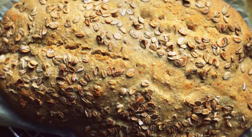 Gluténmentes kenyér kelesztés nélkül: szezámmagliszt az alapja
