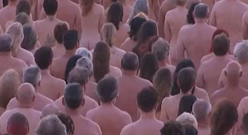 VIDEÓ: 2500 ember vetkőzött meztelenre a sydney-i strandon