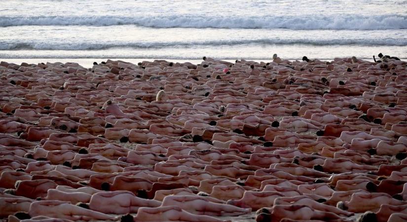2500 pucér ember bukkant fel egy ausztráliai strandon