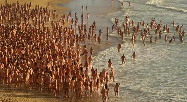 Több ezer meztelen ember özönlötte el a Bondi Beachet