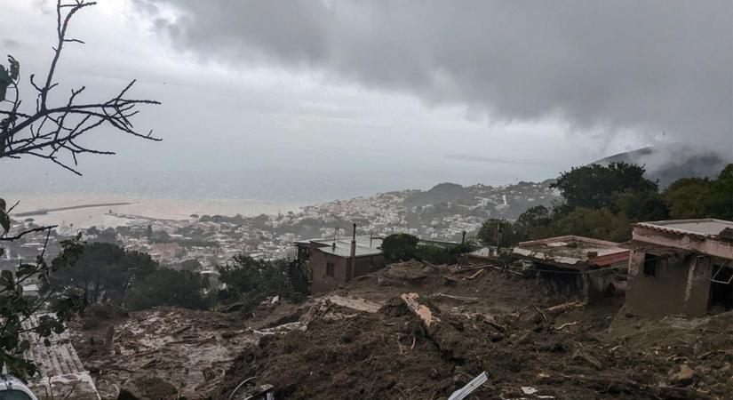 Eltemetett egy házat, autókat sodort a tengerbe a földcsuszamlás Olaszországban: drámai fotókon a pusztítás