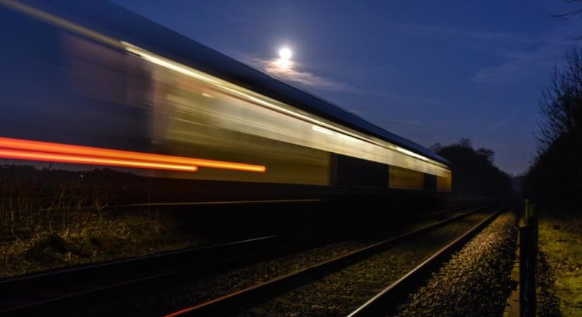 Teljes sötétben, nyitott sorompónál haladt át a vonat Magyarszéken – videó