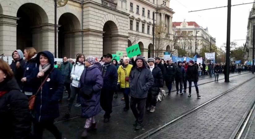 Ismét több ezren tüntettek a pedagógusokért Budapesten