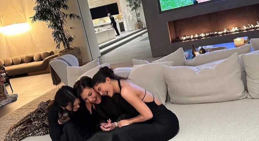 A Bridgerton inspirálta a Kardashian család Hálaadását - videó